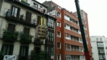 Una gran grúa corta la calle Heros de Bilbao para continuar las obras del Colegio Cervantes