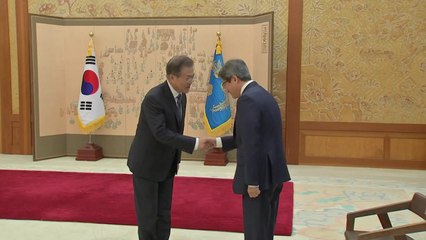 문 대통령, 퇴임 대법관 세 명에 훈장 수여 / YTN