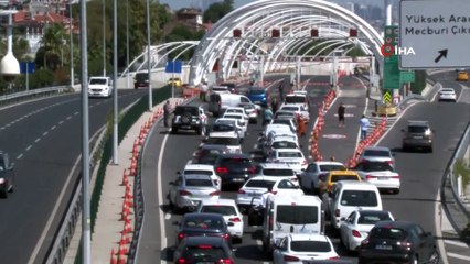 Avrasya Tüneli içerisinde bir araç yan yattı...Tünel tek taraflı trafiğe kapatıldı