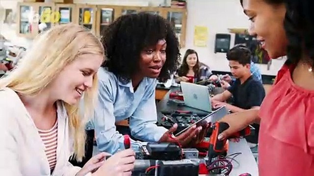 Women College Graduates are Less Confident Than Men When It Comes to Entering the Workforce, Here's How to Change That