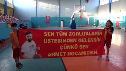 Kanseri yenen antrenörlerini pankartlarla karşıladılar