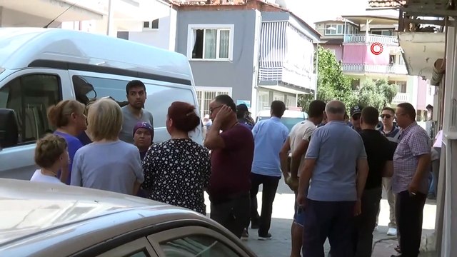 Sokak ortasında boşanmak üzere olduğu eşinin boğazını kesti