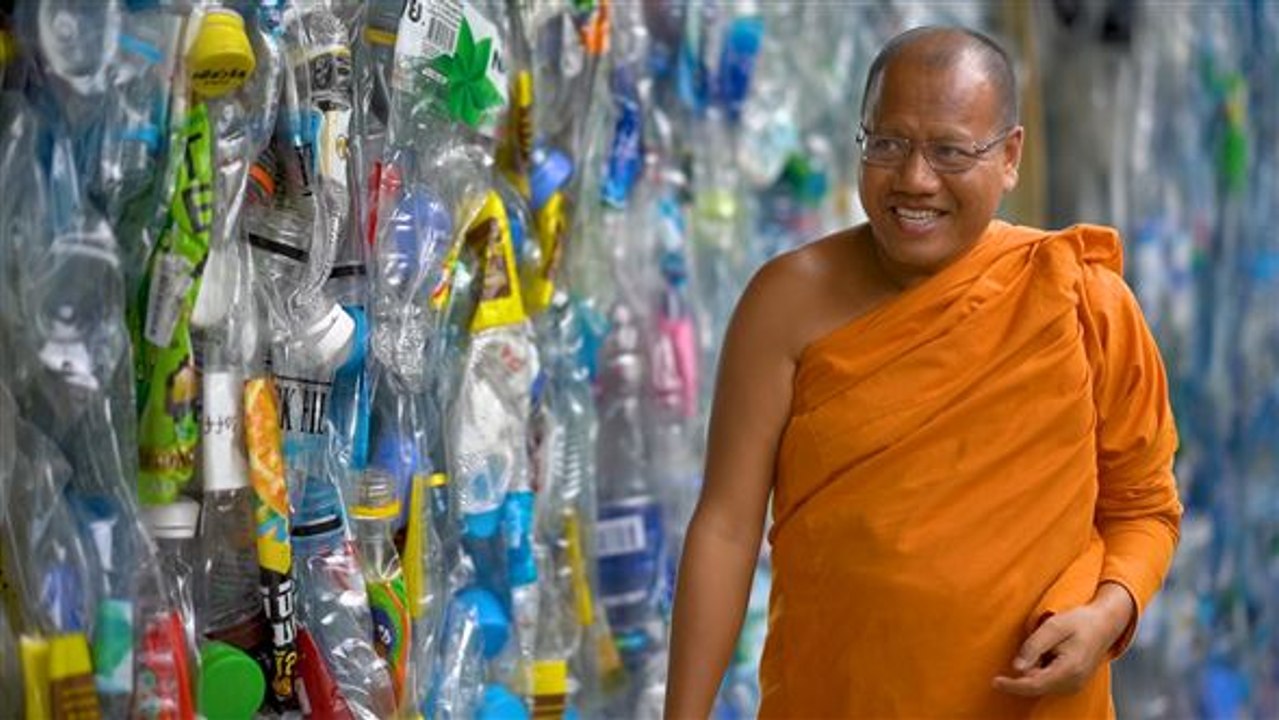 Builders of tomorrow: buddhistische roben aus plastik