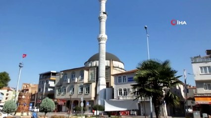 Yaşlı çiftin minare tepesinde ekmek mücadelesi