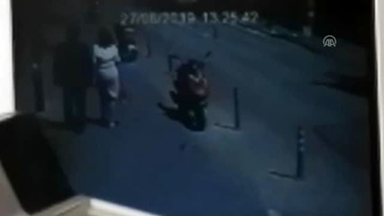 Freni arızalanan kamyonet iş yerine girdi