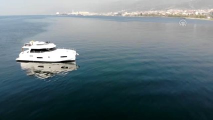 Singapur'a satılan lüks yat nakliye gemisine yüklendi