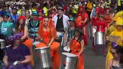 Des milliers de personnes défilent pour le Carnaval de Notting Hill