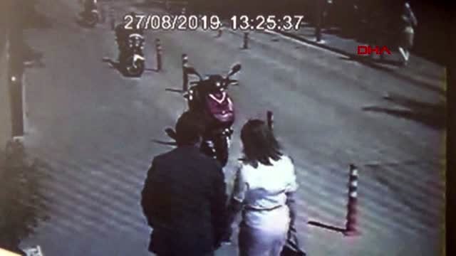 Freni boşalan kamyonet, dükkana girdi