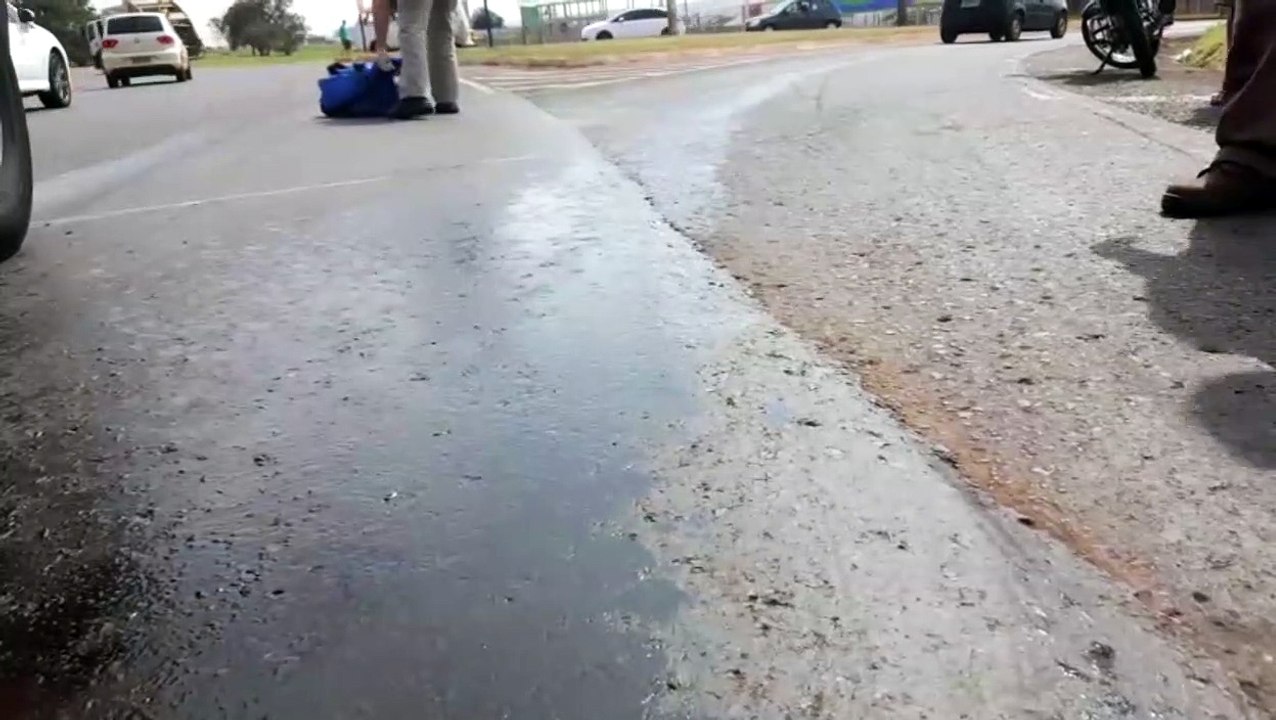 Óleo derramado na Avenida Barão do Rio Branco provoca a queda de motociclista