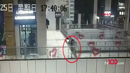 Çöken AVM çatısındaki su metrelerce sürükledi