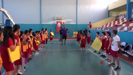 Kanseri yenen antrenörlerini pankartlarla karşıladılar - MARDİN