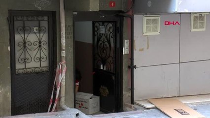 Bağcılar'daki bina sakinleri eşyalarını topluyor