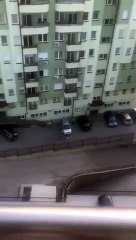 Fëmija mbetet i bllokuar në veturë, familjaret detyrohen ta thyejnë xhamin!