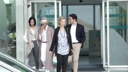 La reina Sofía asegura que don Juan Carlos "está estupendamente"