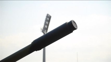 Los fans de un equipo serbio de futbol aparcan un tanque frente al estadio
