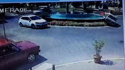 Otomobile çarpıp kaçtı o anlar güvenlik kamerasına yansıdı