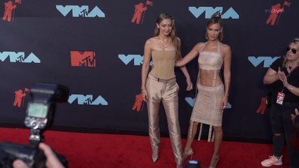 Gigi and Bella Hadid’s Coordinated Nude Looks Are VMAs Sister Goals