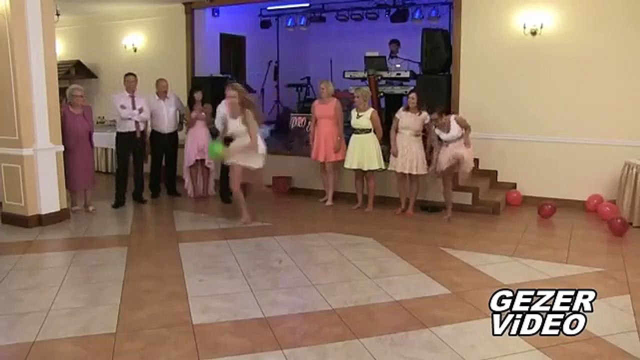 Il ballo del matrimonio diventa un pò troppo focoso
