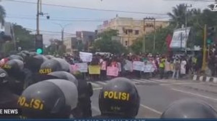Ribuan Warga Long March ke Kantor Wali Kota Sorong