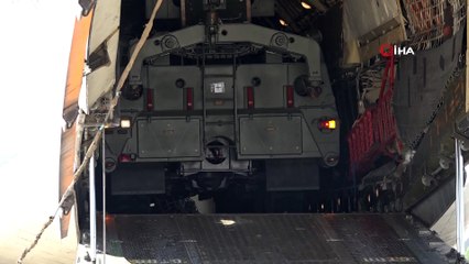 S-400 sevkiyatı kapsamında ikinci bataryanın parçalarını getiren uçak Mürted'e indi