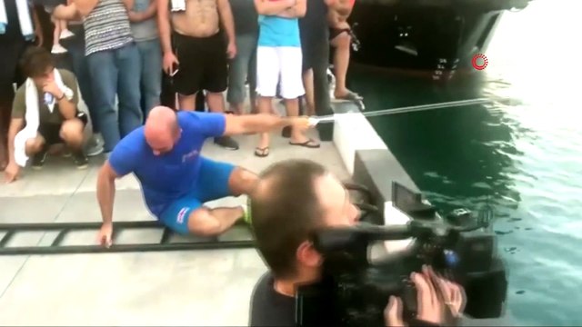 - Tek parmağıyla 200 tonluk tekne çekti- Parmağıyla tekne çeken halterci rekor kırdı