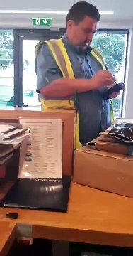 Tous les matins il fait la même blague aux livreurs : tu as oublié le frein à main !