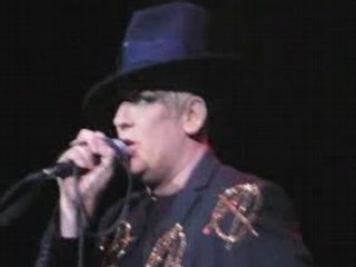 LOVEY LOVEY LOVEY DEN KISSY KISSY KISSY