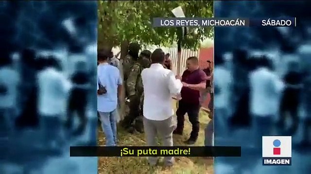 Habitantes golpean a militares hasta con escobas en Michoacán