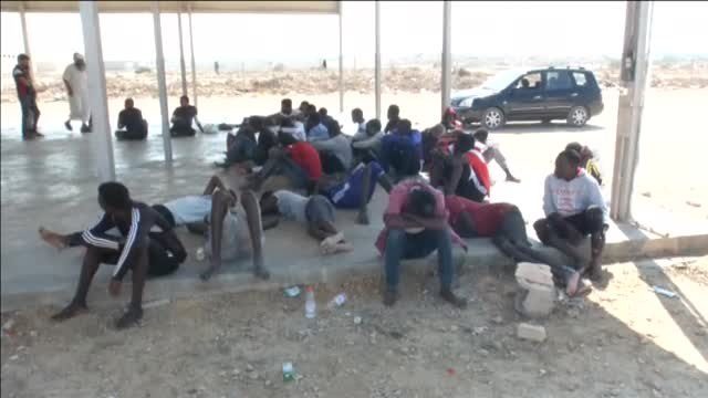 Alrededor de 60 migrantes son rescatados después de naufragar en las costas de Libia