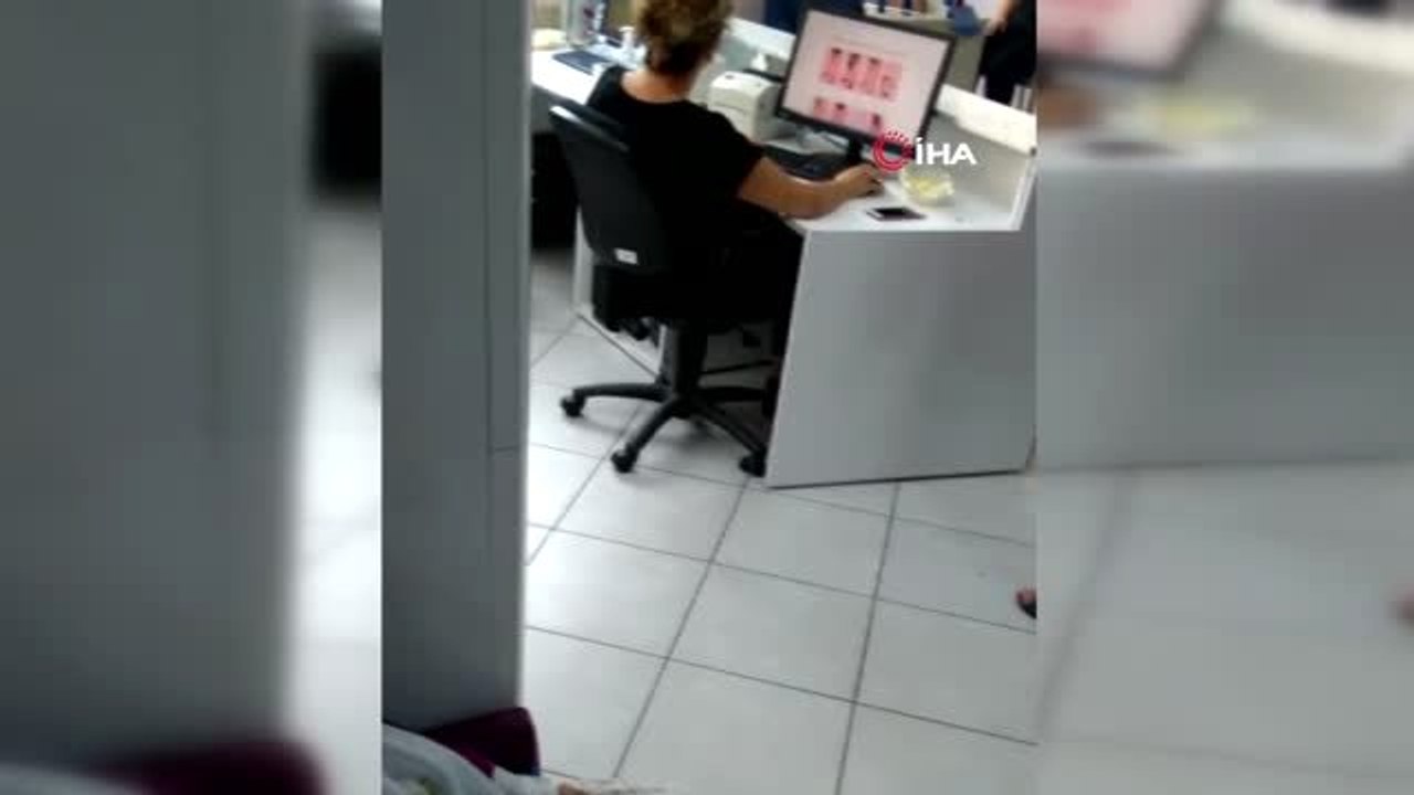 Hastalar beklerken kayıt görevlisi alışveriş sitelerini gezdi