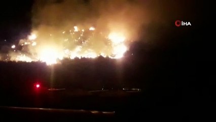 Kumluca'da makilik alanda çıkan yangın seraları tehdit ediyor