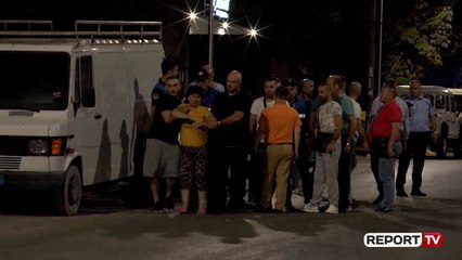 Nëna e ish-policit të vrarë shpërthen në britma e lot - Report TV