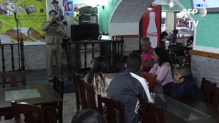 De mariachi a vendedor, enfermeros venezolanos se reinventan para sobrevivir