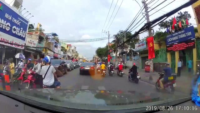 Lái xe Grab đi ngược chiều còn mắng chửi ôtô đi đúng chiều