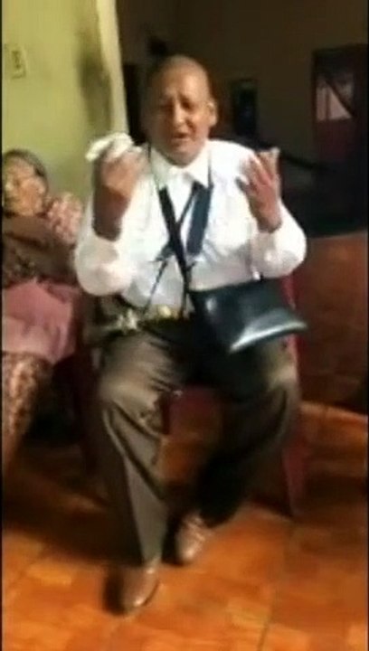 El Apóstol Santiago Zuniga Visita a una familia en el Salvador en la Gira