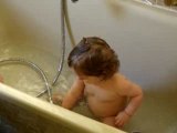 Zoé 13 mois se douche .....