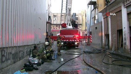 İzmir’de 3 katlı mobilya atölyesinde yangın