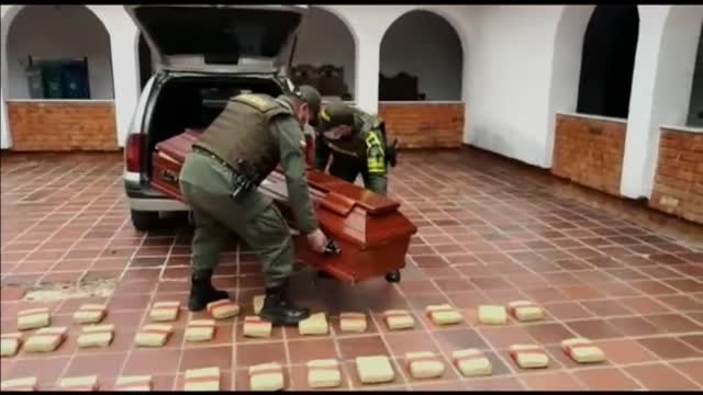 La policía colombiana encuentra 300 kilos de droga ocultos en un ataúd