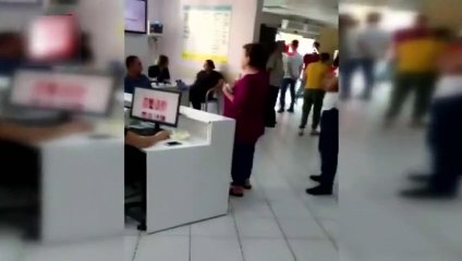 'Pes' dedirten görüntü! Alışveriş yapmak için acil serviste hastaları bekletti