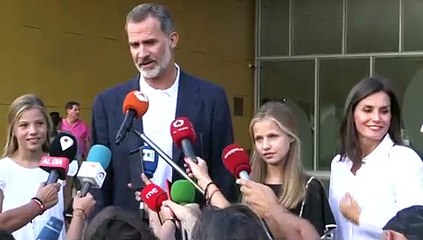 Los reyes con sus hijas visitan al rey emérito en el hospital