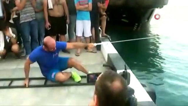 Tek parmağıyla 200 tonluk tekneyi çekti