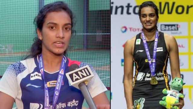 PV Sindhu Arrives In Hyderabad After Historic World Championships || Oneindia Telugu