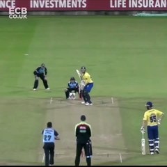 பவுலரை பந்தால் அடி, வெளுத்த விக்கெட் கீப்பர்…! வினையாகி போன அந்த முயற்சி..! வைரல் வீடியோ