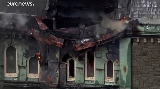 شاهد: حريق هائل يدمر سطح وبرج كنيسة طريق الإنجيل العظيم بفيلادلفيا