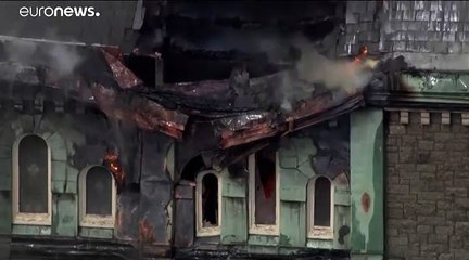 شاهد: حريق هائل يدمر سطح وبرج كنيسة طريق الإنجيل العظيم بفيلادلفيا