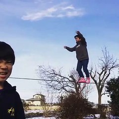 Un enfant en slackline fait peur a son frère