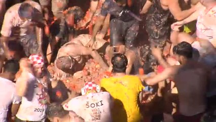 Download Video: Miles de personas disfrutan un año más de 'La Tomatina' de Buñol