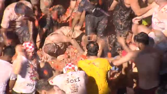 Miles de personas disfrutan un año más de 'La Tomatina' de Buñol
