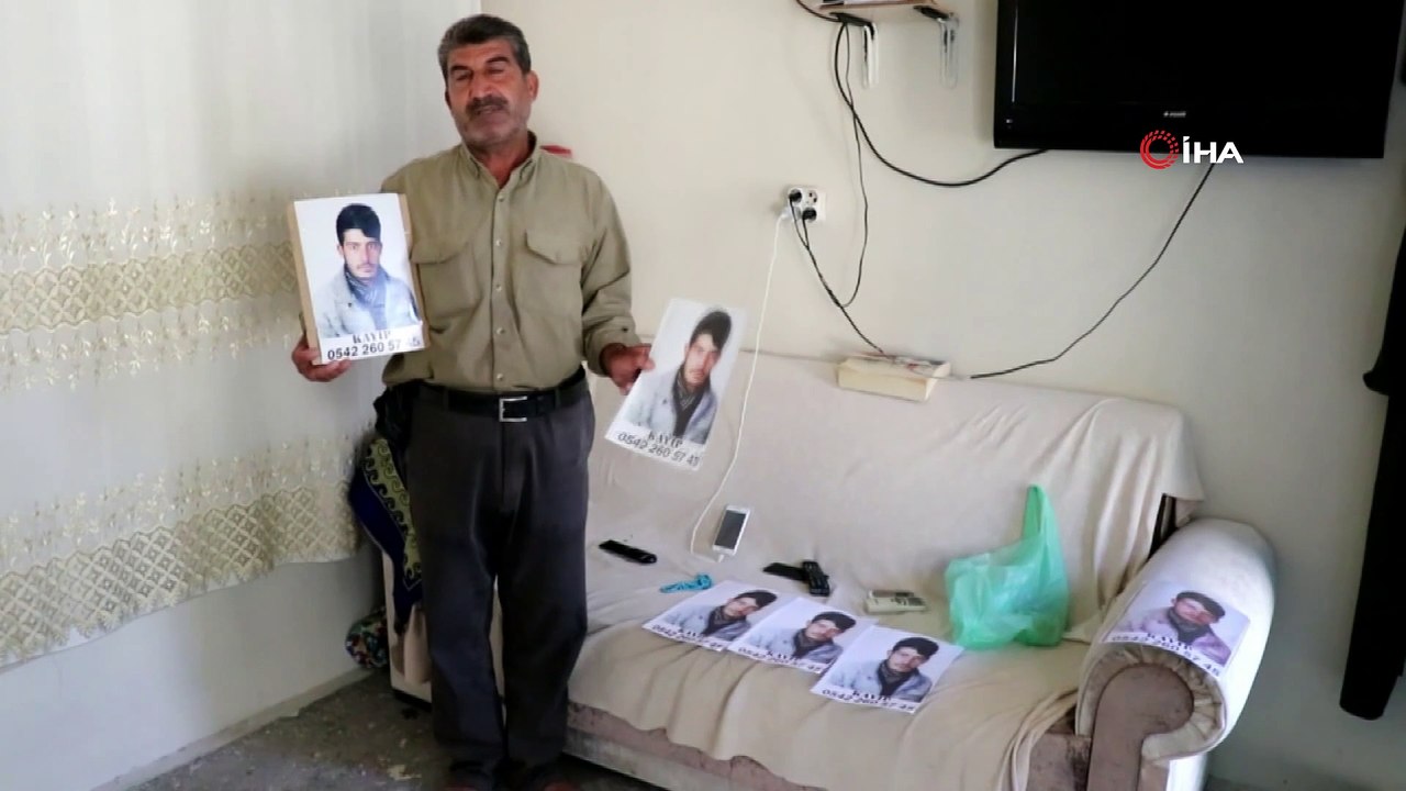 Elindeki fotoğraflarla sokak sokak oğlunu arıyor