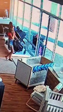 Elle vole une poussette dans un magasin et s’enfuit en oubliant son enfant